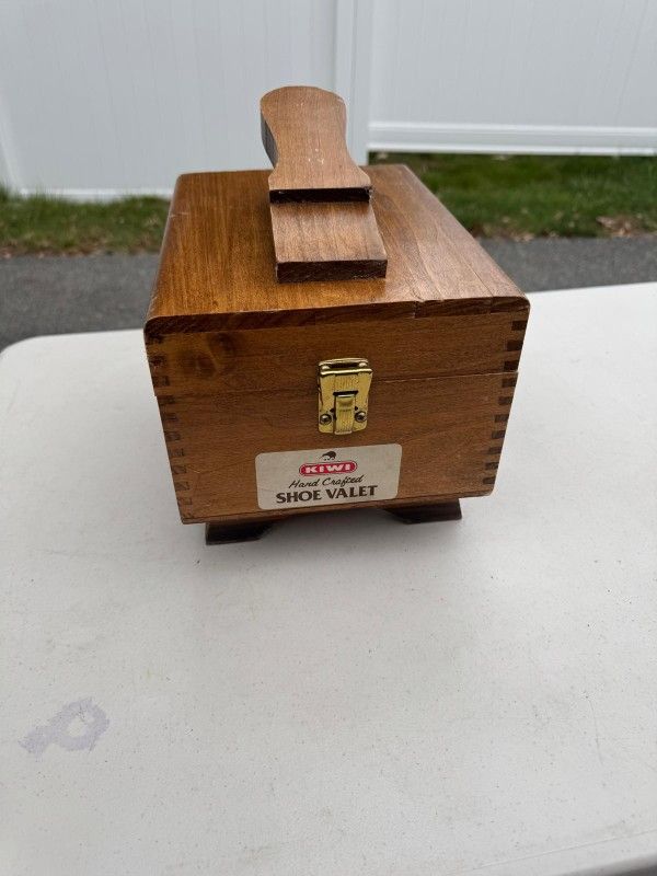 Kiwi Shoes Valet