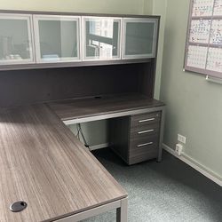 Modern Home Office Desk & Hutch