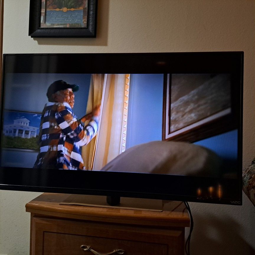40" VIZIO Smart TV with Wall Mount and Cables Like New Condition!!