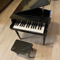 Toy  piano w/ bench 3-8 years old