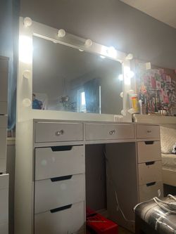 LARGE VANITY ALL LIGHTS WORK !!