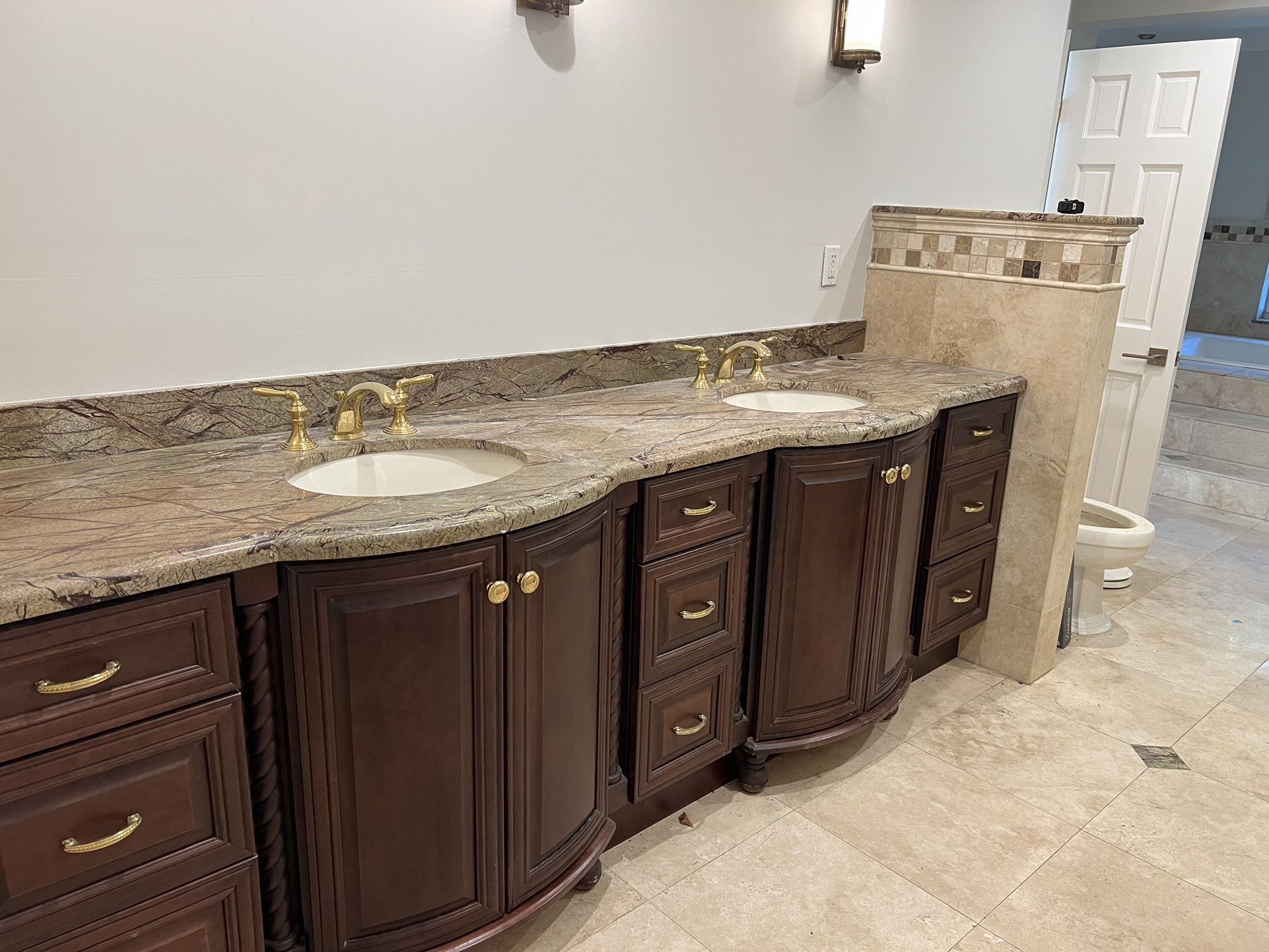 Beautiful KOHLER JACUZZI TUB WITH FAUCET ALSO VANITY! for Sale in