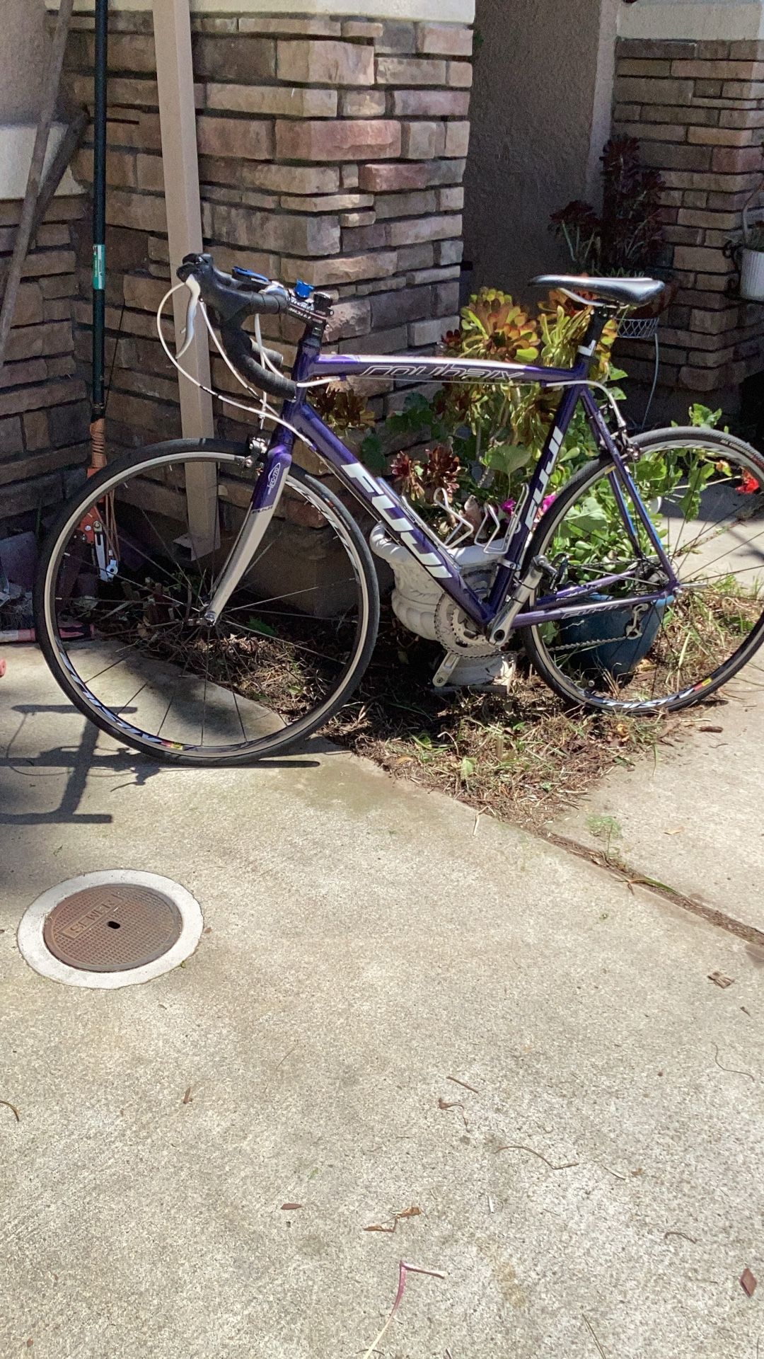 Fuji Roubaix. 3-0 road bike super super light excellent condition.