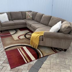 Havertys,3-Pieces sectional couch with chaise. Delivery available for an additional cost. Dimensions: 153 inches x 96 inches. In excellent condition. 