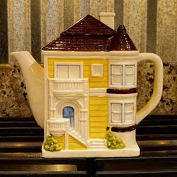 Victorian House
Musical Teapot & Lid