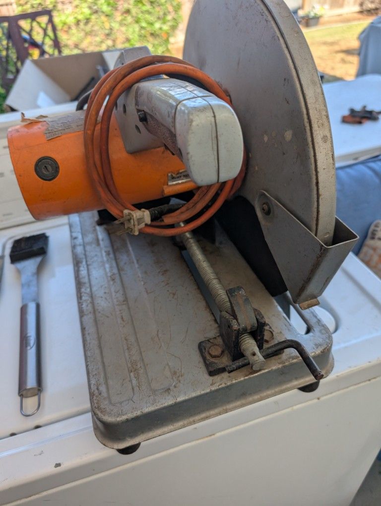 Black& Decker Saw