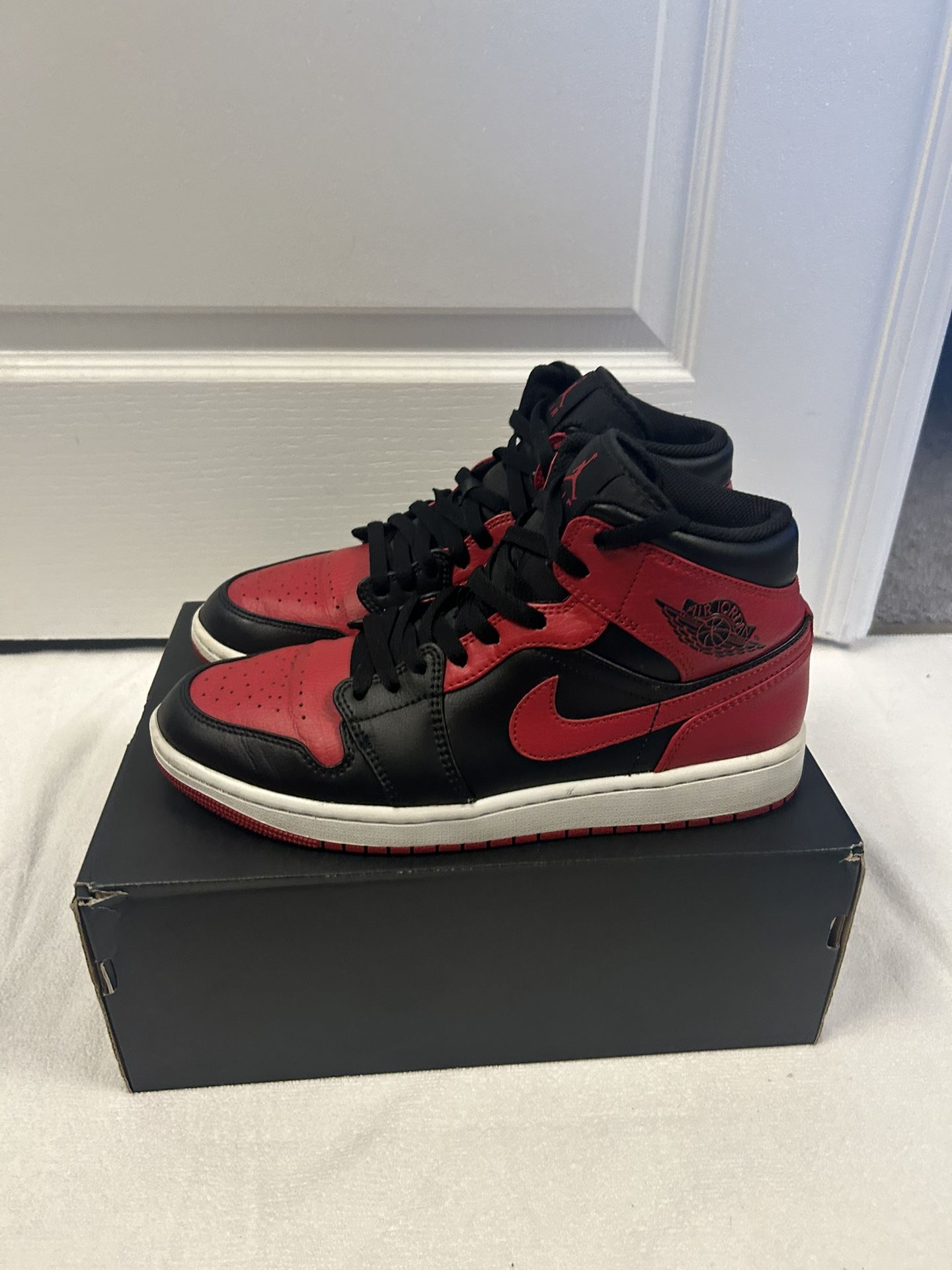 Jordan 1 Mid Banned Size 9