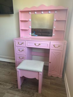 Girl’s vanity