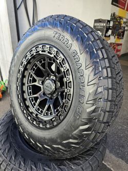 17" LOCK COMMANDO rims w- 32" Nitto Terra Grappler Tires 