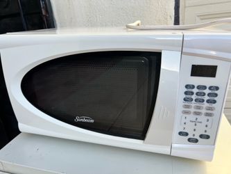 Sunbeam SGDJ701 Countertop Microwave Oven 700W 0.7 cu ft White Glossy