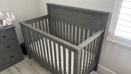 Pottery barn Charlie crib with mattress
