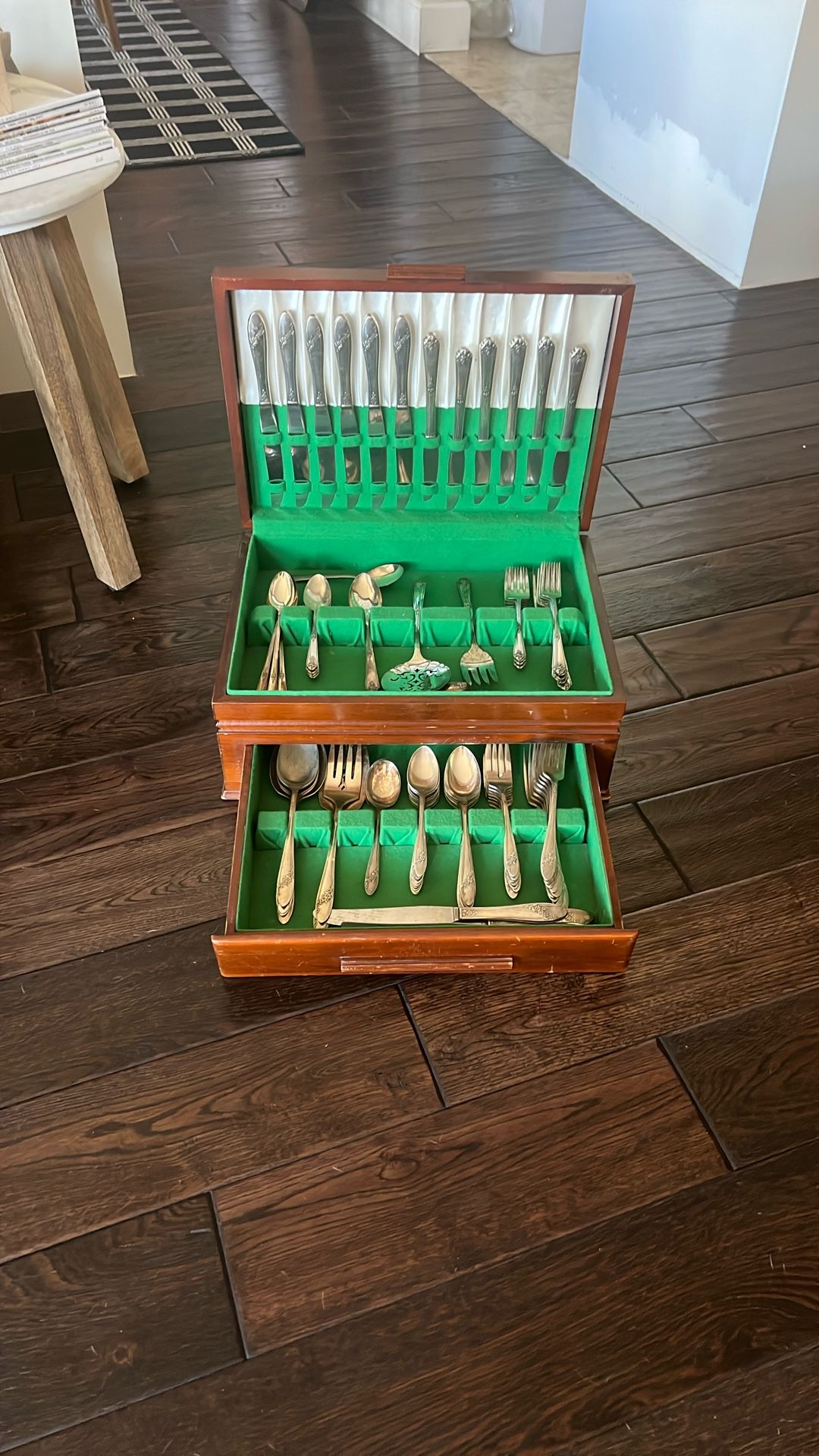 SILVERWARE SET WITH WOOD BOX STORAGE
