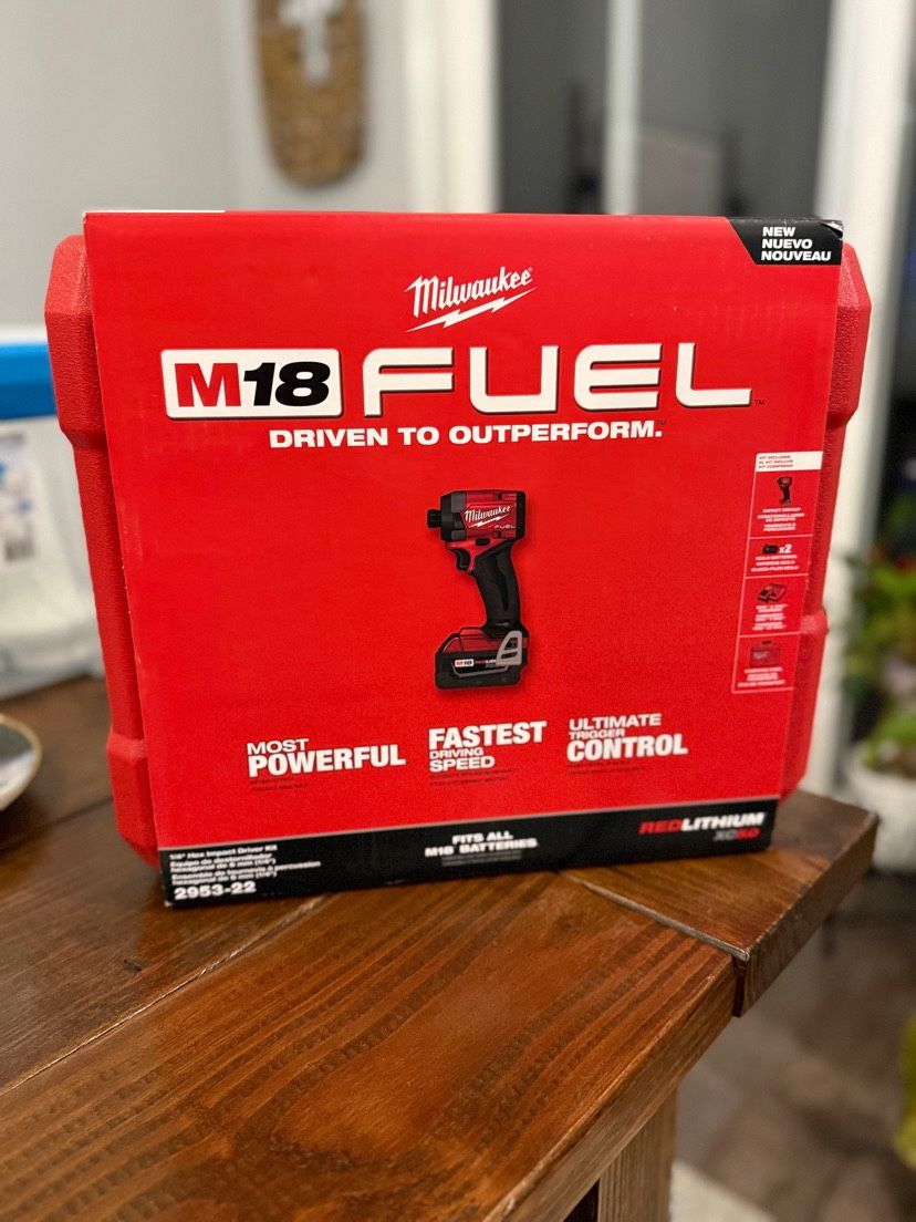 Milwaukee M18 Fuel 18V Brushless Cordless 1/4" Hex Impact Driver Kit - 2953-22