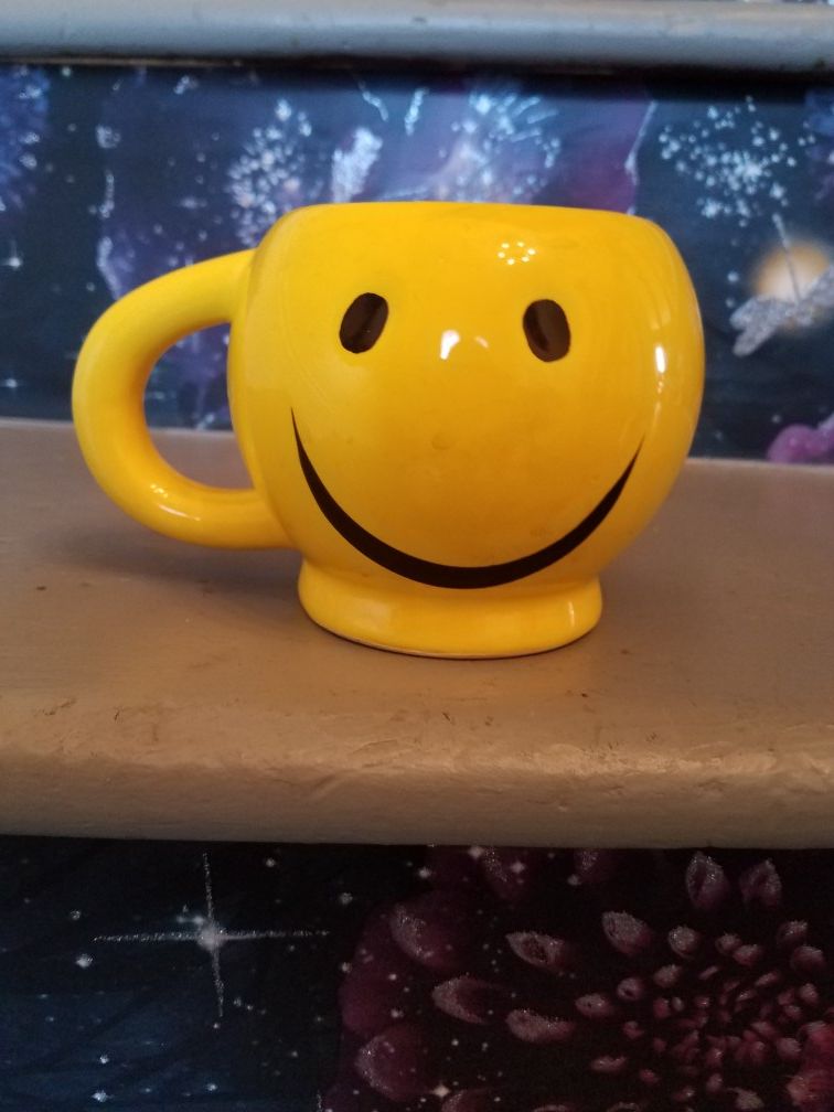 Smiley face mug, 3 4/4 in tall, 5 1/4 in wide with handle