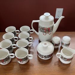 The Cellar "HOLIDAY WREATH" 1995 ~ Set of 8~Cups- carafe-creamer-sugar-salt & pepper
