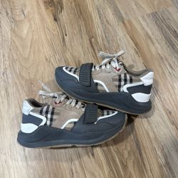 Burberry Ramsi Size 6-7