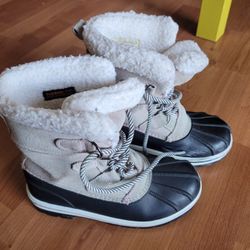 Beautiful snow boot for girls. Kids size # 13. For $15