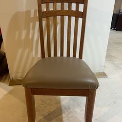 BROWN WOODEN CHAIR (GREAT CONDITION) 