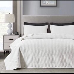 Maple & Stone Summer Quilt Set Queen, Lightweight White Bedspread Ultrasoft