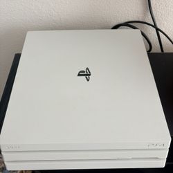 SONY PS4 + 2 controllers & Charging Dock 