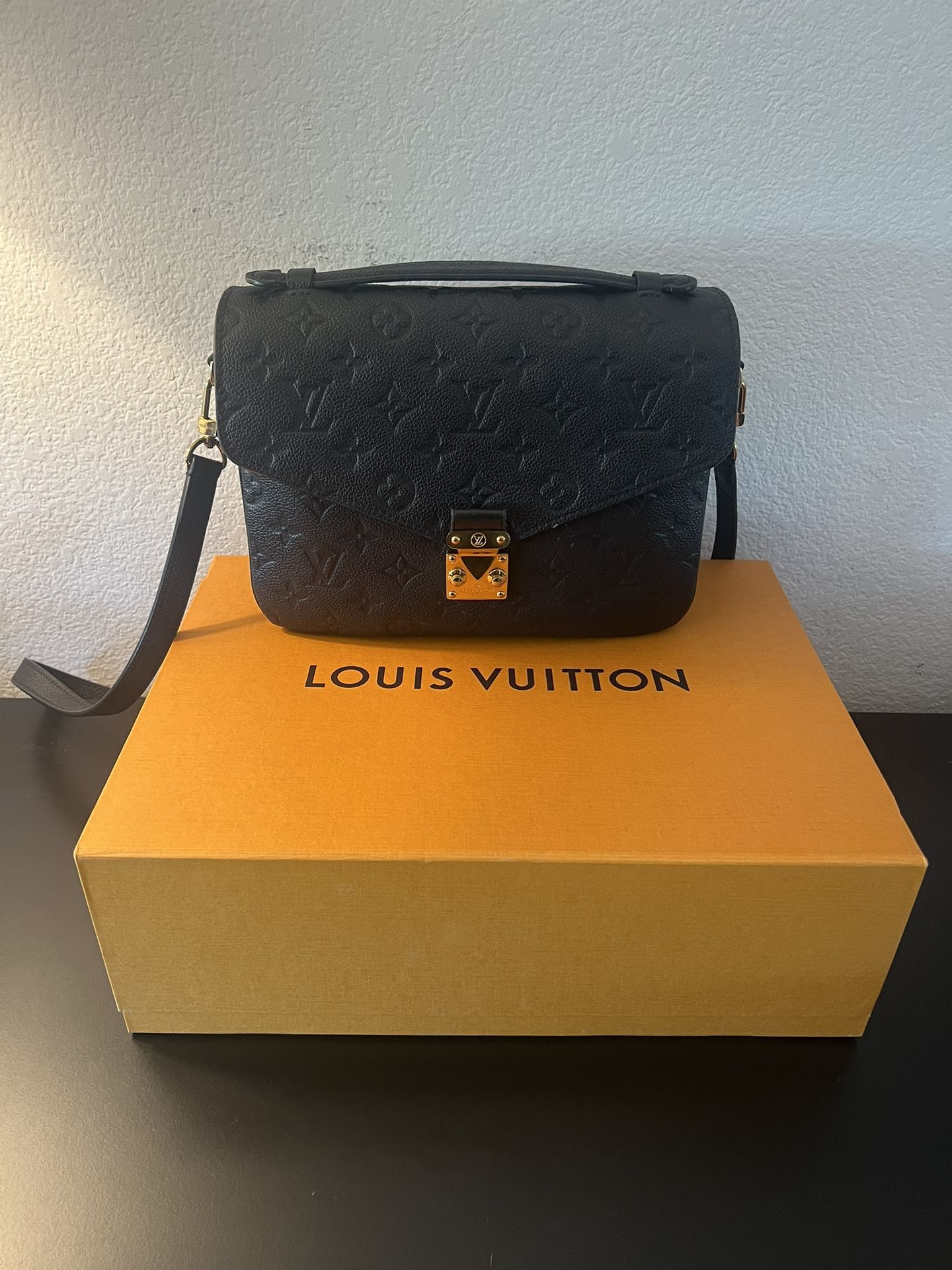 Louis Vuitton Pochette Black And Gold Bag for Sale in Redwood