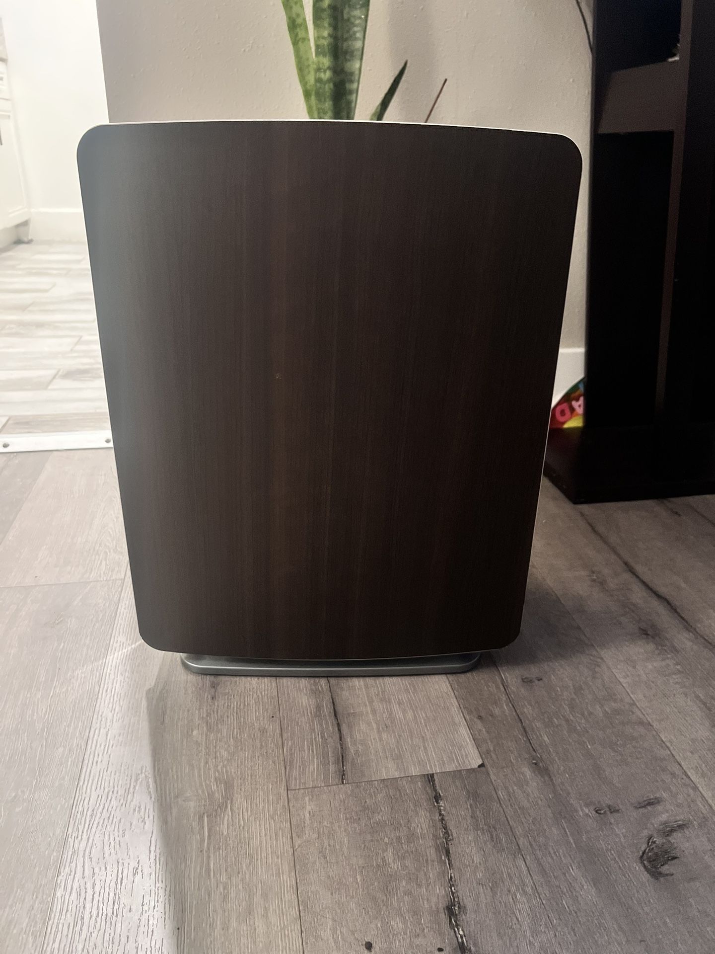 ALEN Air Purifier Selling my Alen air purifier. It works perfectly, but it will need a new filter. Great for improving air quality by removing dust,