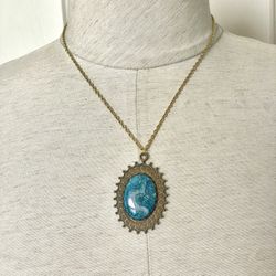 Gold Tone Blue Pendant Necklace 