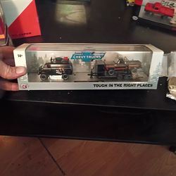 M2 Machine Toy Hauler 1971 Chevrolet Van G10 4x4 & 1976 Chevrolet Scottsdale Chevy Sport 4x4