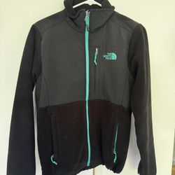Woman’s Small North Face Fleece Jacket 