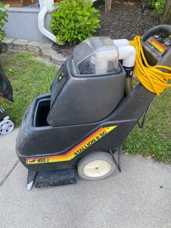 Carpet cleaning machine