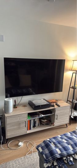 Samsung 65" 4K Smart TV - Excellent Condition