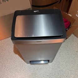 Rubbermaid Premier Series III Step-On Trash Can for Home and Kitchen, with Stainless Steel Rim, 12.4 Gallon, Charcoal