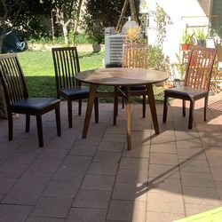 Table whit four Chairs