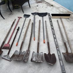 🧰 Yard Tool Bundle – Shovels, Brooms, Level 