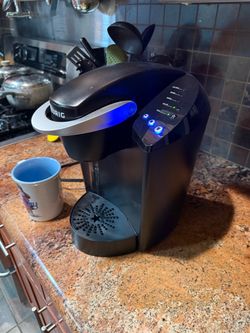 A Keurig K 60 single serve coffee maker - tested and working