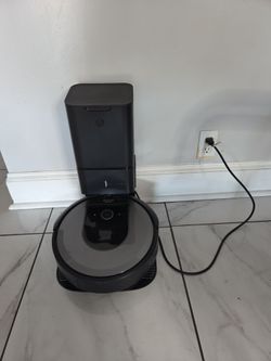 iRobot Roomba Robot Vacuum with Auto-Empty Base