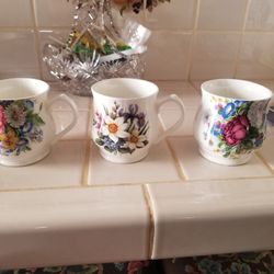 Set of 3 Vintage Flower Mugs