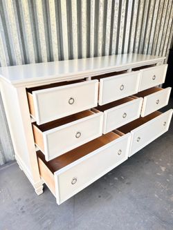 White wood 8 drawer dresser
