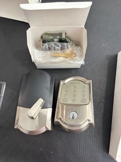Deadbolt entry door securely lock