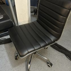 Black Cushioned Rolling Chair