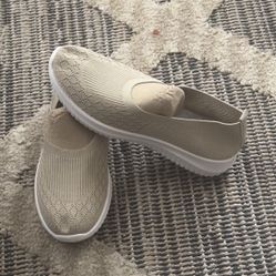 WOMENS BEIGE MESH FABRIC SHOES IN A US SIZE 9 BRAND NEW LIGHT AND COMFORTABLE FOR ALL DAY WEAR