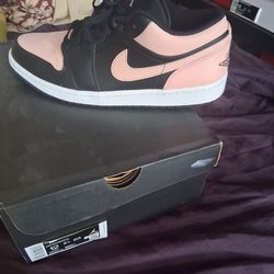 Low dunk Jordan's black and pink size 12