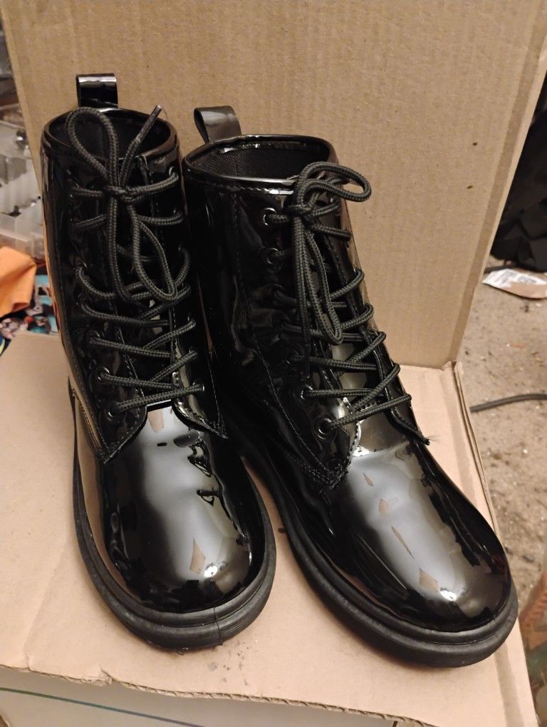 Rouge Helium Boots