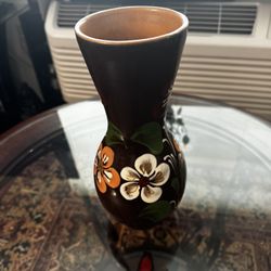 ELEGANT HAND PAINTED VASE AND BEAUTIFUL COLOR 