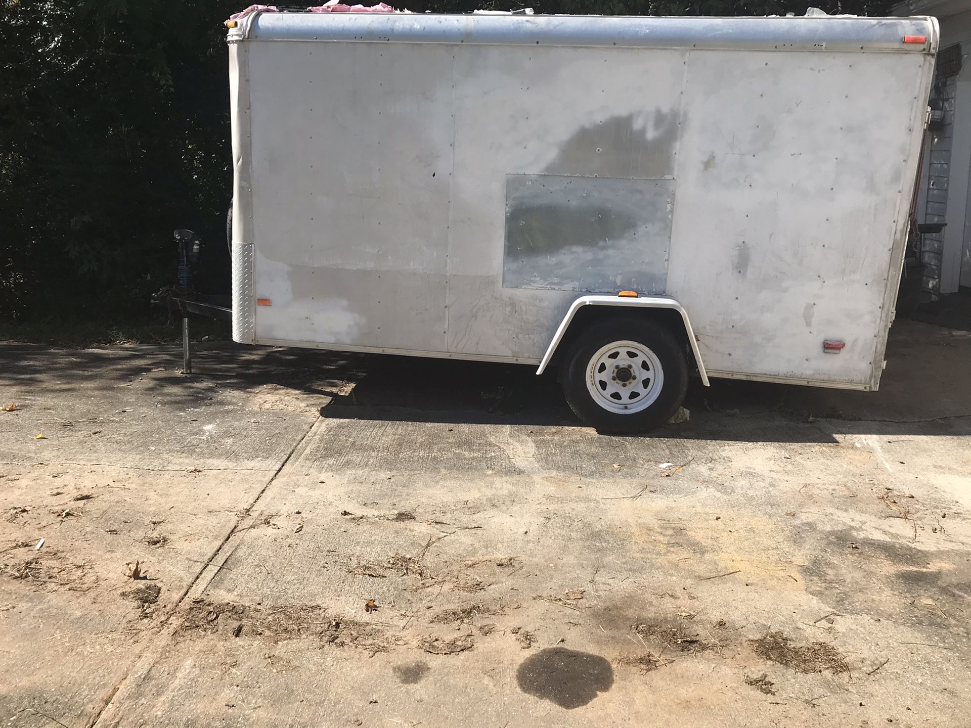 15’ enclosed trailer with new tires and hydraulic lift