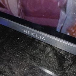 Insignia Smart TV 65" With Controller