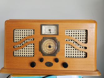 Vintage like radio with slot for cassette tape