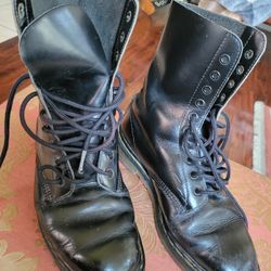 the original Dr. Martern's made in England boots size 9.5