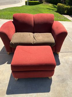 Free Love Seat with Ottoman