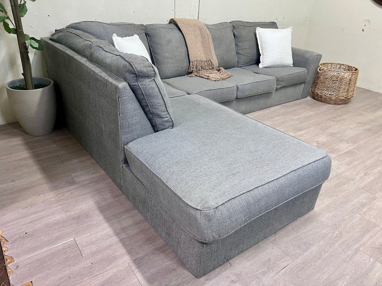 WE DELIVER! 🚚 - Gray Modern L Sectional Couch with Chaise